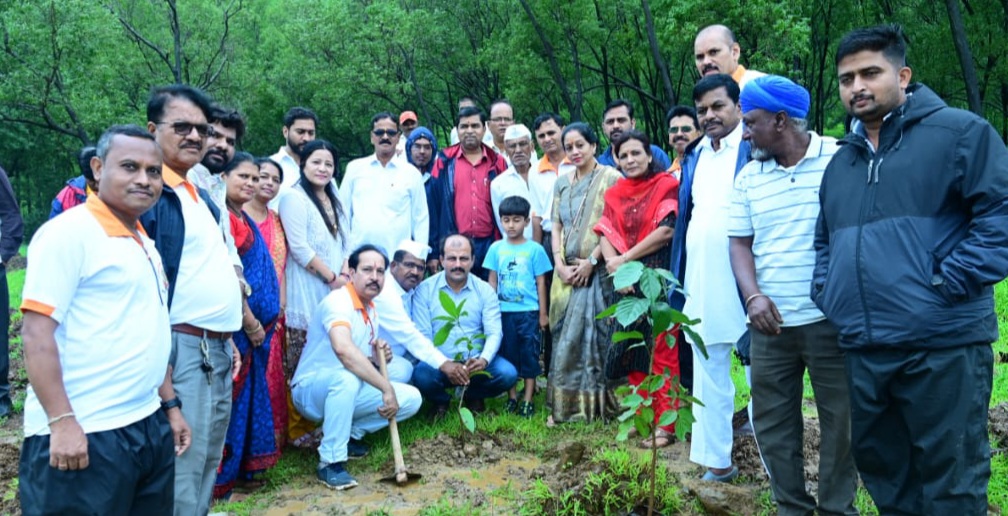 धरणीमाता वृक्ष संगोपन फाउंडेशनच्या वतीने घोटीत वृक्षरोपण