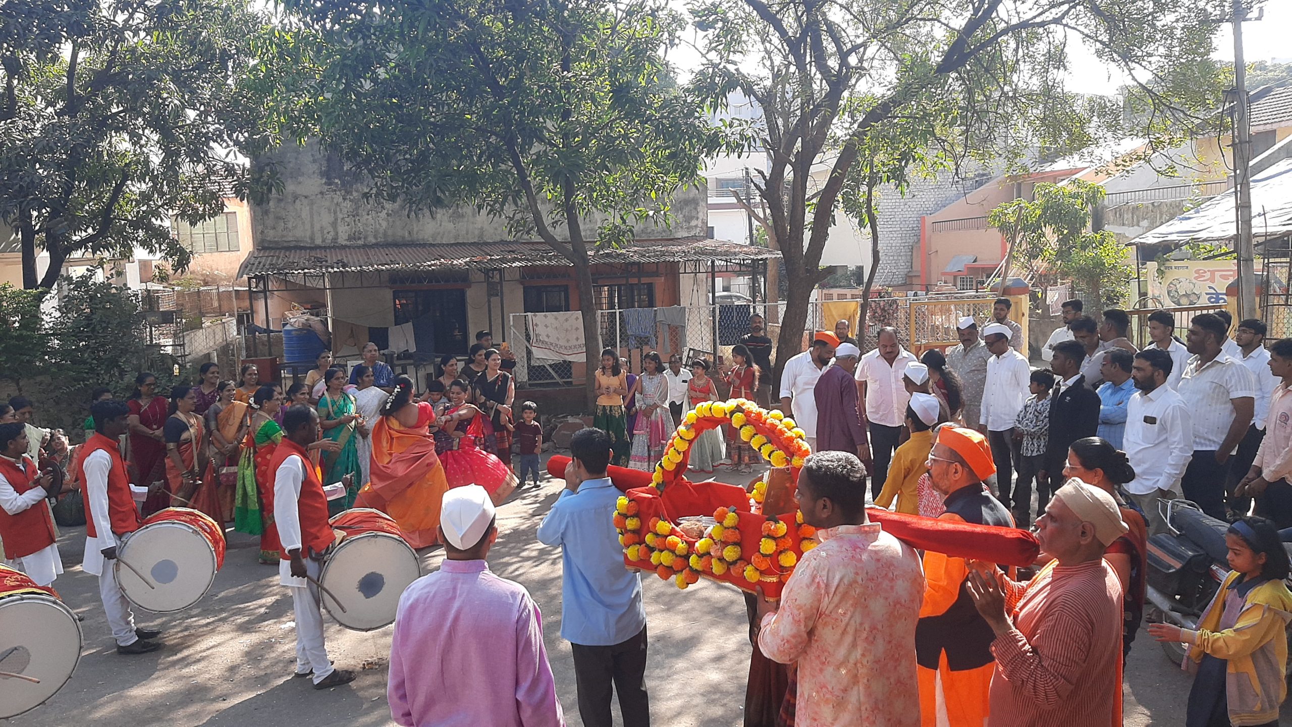 दिगंबरा दिगंबरा श्रीपाद वल्लभ दिगंबराच्या जयघाेषात डीजीपीनगर-2ला पालखी मिरवणूक