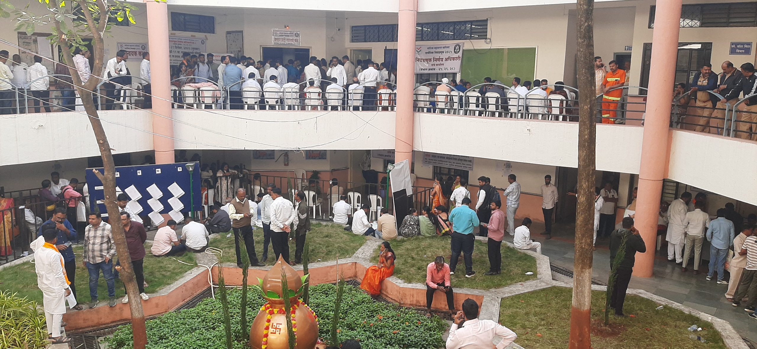 अर्ज भरण्यासाठी उमेदवारांची उडाली झुंबड!